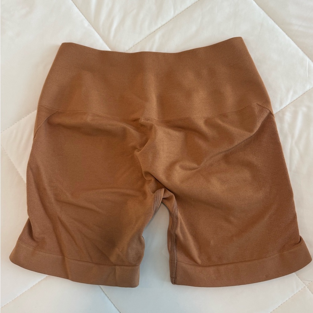 AMPLIFY CONTOUR SHORT — CLAY